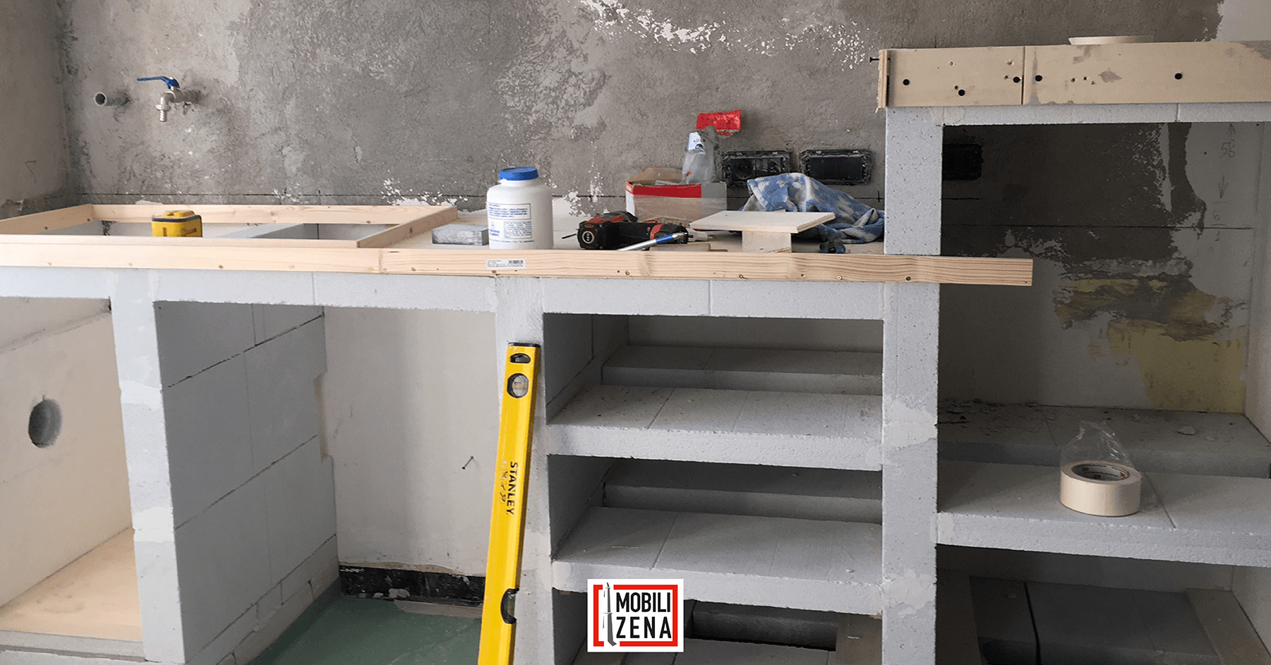 dettaglio cucina in muratura in costruzione